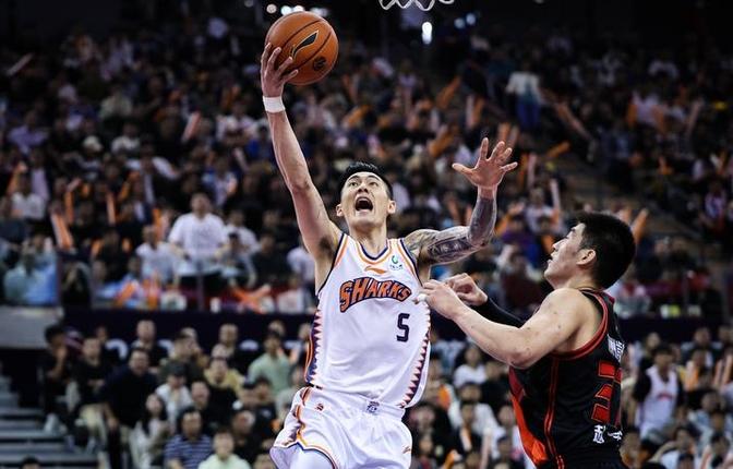 上海男篮遭遇连败，季后赛资格岌岌可危