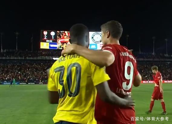 包含阿森纳翻盘韩国，莱万送出助攻的词条