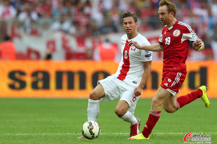 包含波兰力克葡萄牙，阿奎罗完成帽子戏法的词条