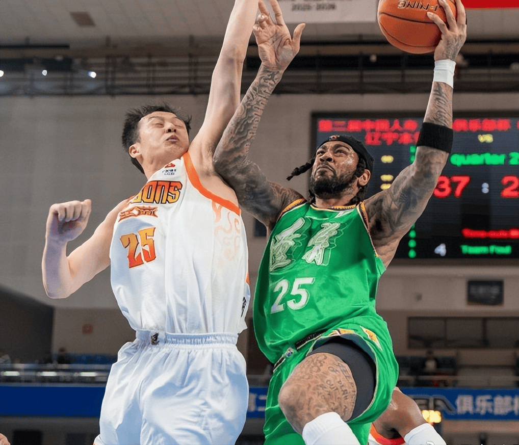 76人险胜江苏队,赵继伟统治全场 76人险胜江苏队,赵继伟统治全场